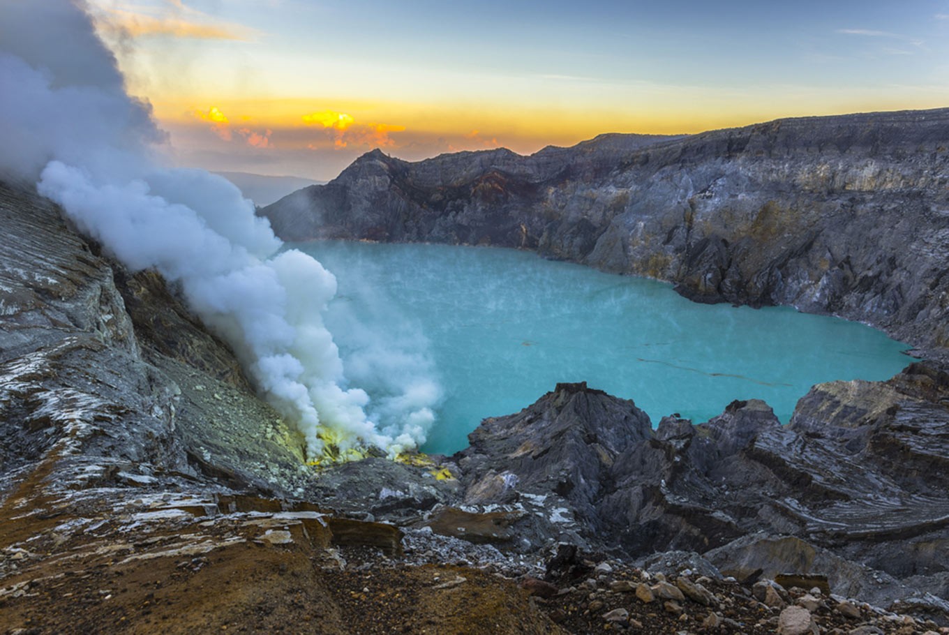  Ijen  Crater tourist site closed due to toxic gases News 