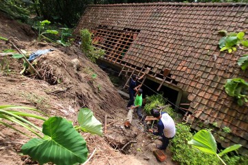 Deadly Cyclone Cempaka hits Java