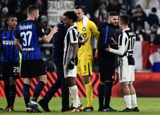 Inter Milan escape Juventus to stay top
