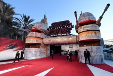 The hype reawakens: 'Star Wars' stages 'Last Jedi' premiere