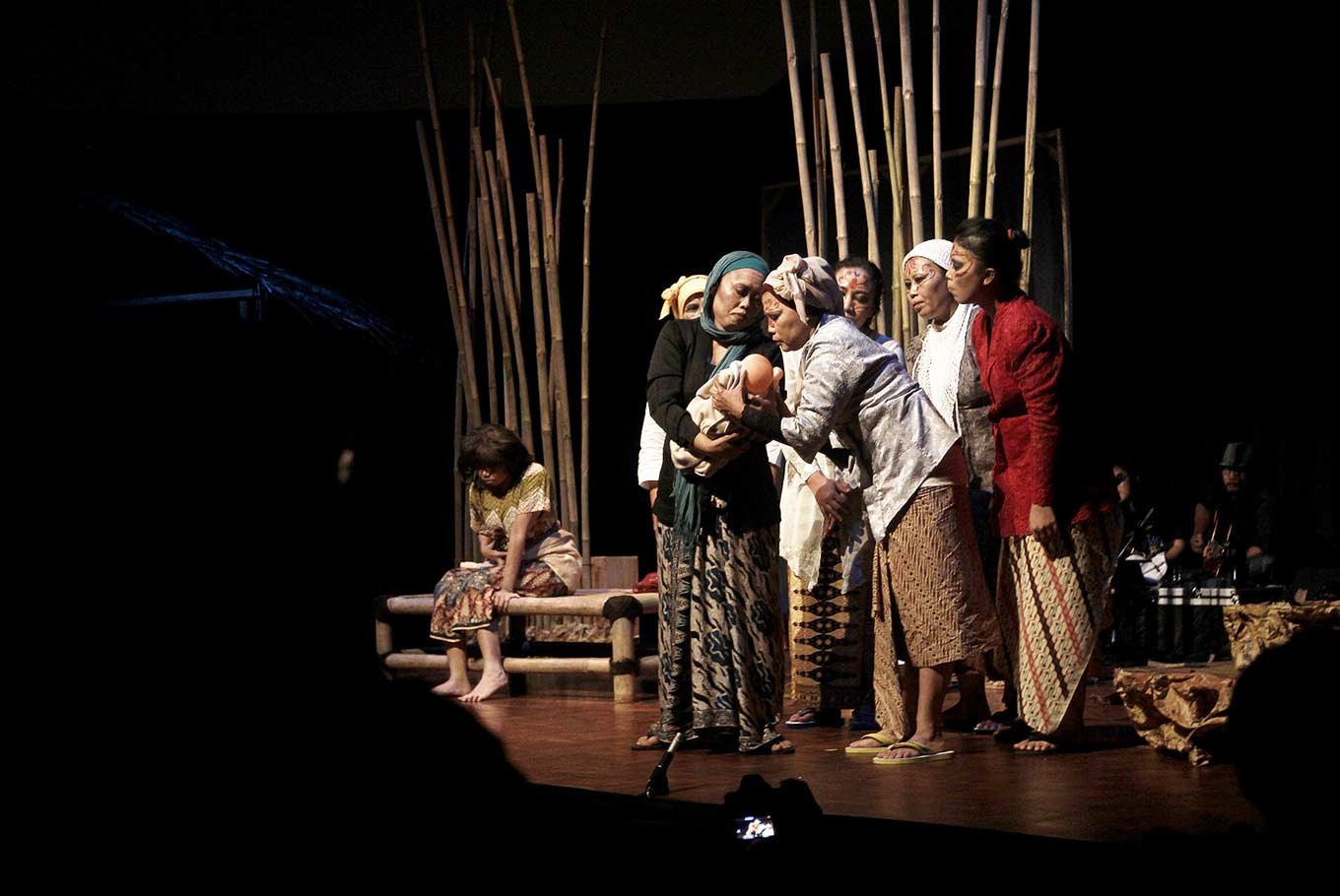 Speaking up: Activists from LBH APIK and Forum Suara Penyitas stage a play entitled "Ode Tusuk Konde" at the Goethe Institute cultural center in Menteng, Central Jakarta, recenyly. The play, held to commemorate the final day of the 16 Days of Activism against Gender-Based Violence campaign, aimed to remind the public of the rampant violence against women. It was also hoped the play could help survivors of violence to recover.