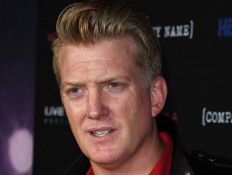 Rock singer gives tearful second apology for kicking female photographer 