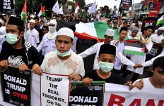 Members of Indonesia's Islamic mass organizations stage a rally in Banten, on Dec.10, to protest former US president Donald Trump’s controversial remarks, in which he said his administration acknowledged Jerusalem as the capital of Israel.
