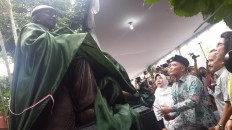 Education minister talks zoning, donates 3,000 storybooks to Papua school