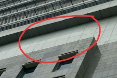 City council building fa&ccedil;ade bulges out causing closure of footpath