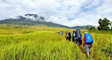 Rescue operation commences for hundreds of hikers on Mt. Rinjani