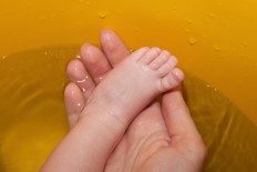 One of the currently popular birth methods is water birth, where the mother gives birth in a tub filled with warm water. 