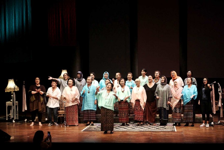 Singing out loud: Dialita, a choir comprising survivors of the 1965 tragedy, rehearses ahead of their concert on Wednesday at Taman Ismail Marzuki, Central Jakarta. The concert was held in conjunction with World Human Rights Day and Indonesian Women’s Day.