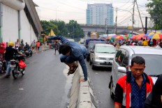 Public minibus drivers oppose road closure in Tanah Abang