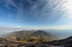 Mount Semeru spews hot clouds, public advised to be cautious