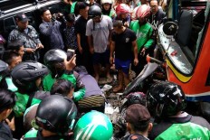 Hundreds of app-based ‘ojek’ drivers take body of fellow driver to final resting place
