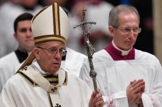  Pope pleads for migrants at Christmas mass 