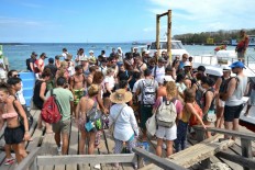 Bali packed with tourists on Christmas day despite volcanic eruptions