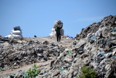 Juggling studies and helping parents: Daughter of Bantar Gebang trash collector receives education assistance