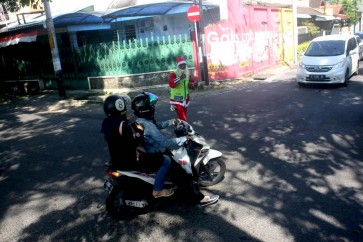 Santa helps manage traffic