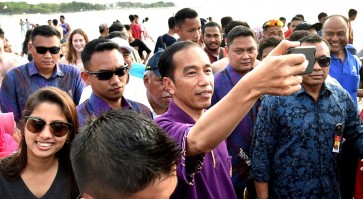 Jokowi&rsquo;s latest vlog showcases crowded Kuta Beach
