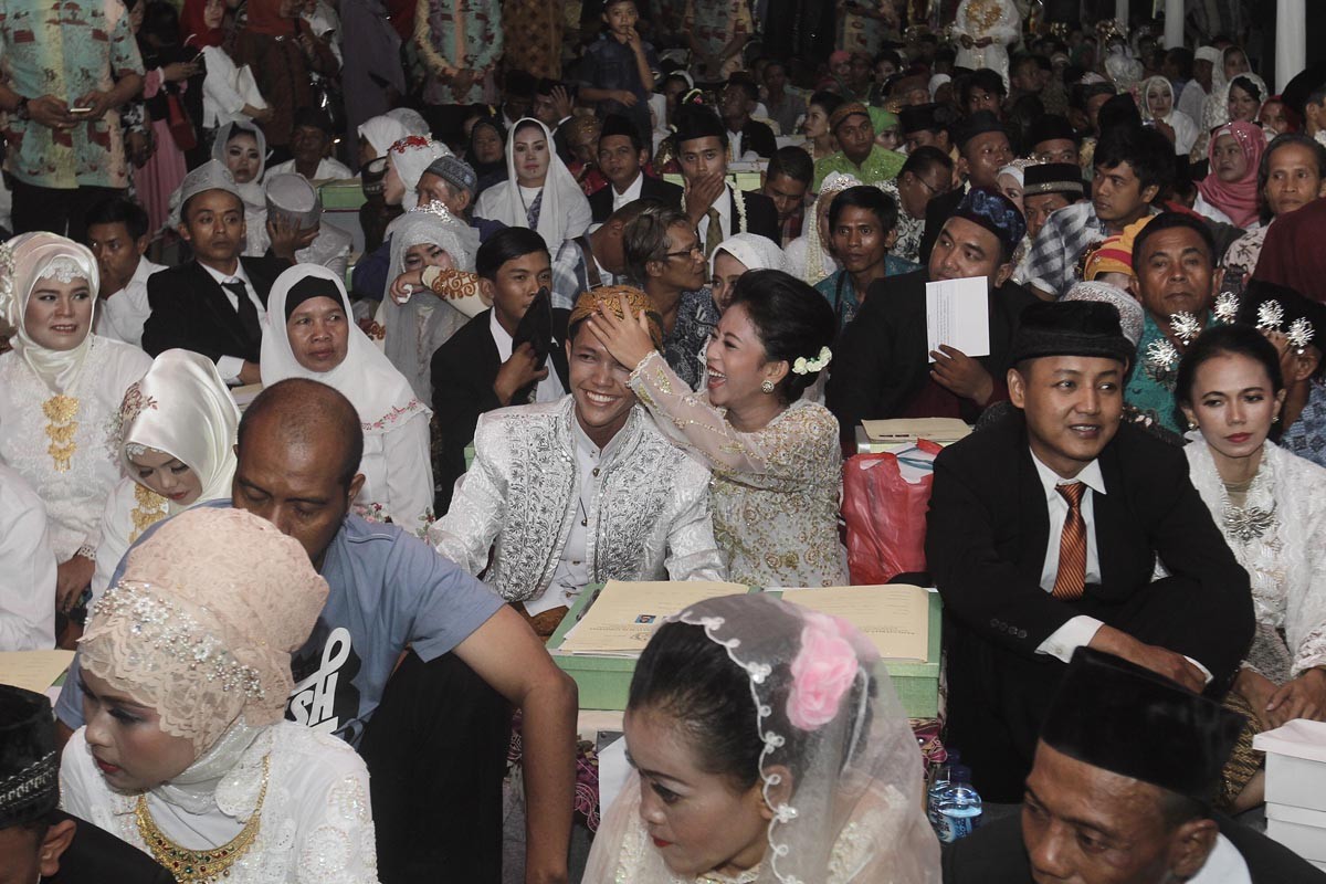 Hundreds of couples join a mass wedding ceremony held by the Jakarta administration at the park-and-ride Thamrin , Central Jakarta, on Dec. 31, 2017.  
