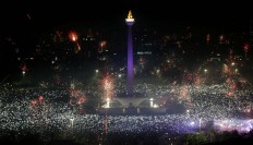 Central attraction: People crowd National Monument (Monas) in Jakarta early Monday to celebrate the New Year. JP/Wendra Ajistyatama