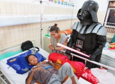 Laughter is the best medicine: Volunteers from Sahabat Anak Kanker community wearing Rey and Darth Vader costumes console a patient at Saiful Anwar Hospital in Malang, East Java, on Sunday. The outreach program aimed to share the New Year's spirit with parents and children. JP/Nedi Putra
