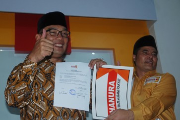 It's official: West Java- chapter Hanura Party regional executive board (DPD) chairman Aceng H.M Fikri (right) on Tuesday hands over a letter of support from the party for Bandung Mayor Ridwan Kamil's nomination in the 2018 West Java gubernatorial election. 