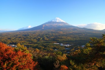 Tourists cause human traffic jam at Mt. Fuji