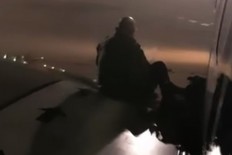 Tired of waiting, Ryanair passenger gets out and sits on wing