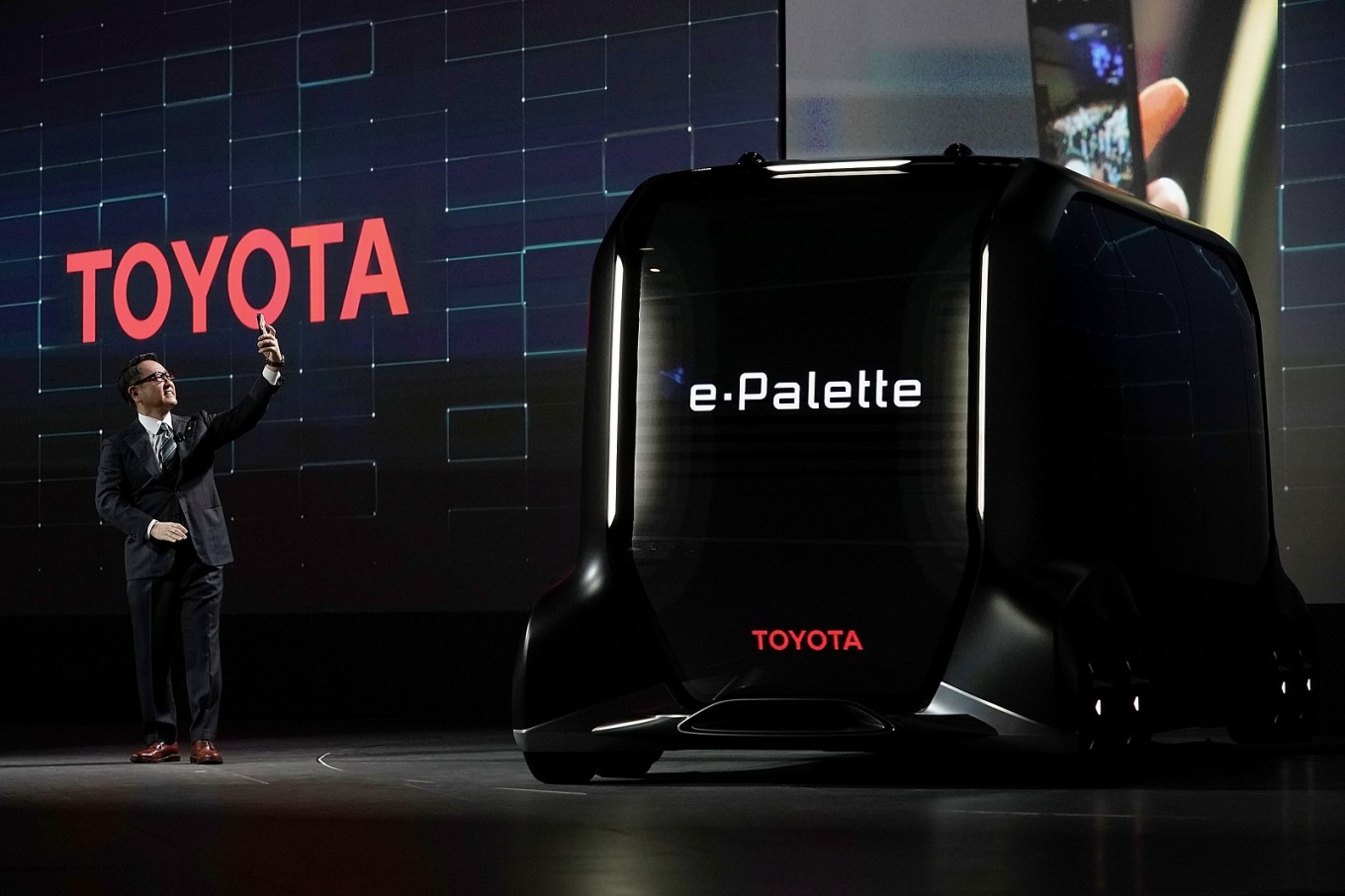 Toyota to build test track for self-driving cars