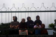 Five women and a child watch the Srawung Seni Candi festival. JP/Maksum Nur Fauzan