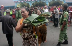 For those who serve: Women in traditional Javanese costume bring food for the abdi dalem, the staff of the palace. JP/Maksum Nur Fauzan
