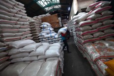Jokowi assures adequate rice stock in Bulog&rsquo;s warehouses