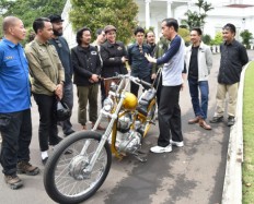 Jokowi tours Sukabumi with his gold chopper