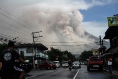 Volcano rains ash on Philippines as experts warn of violent eruption