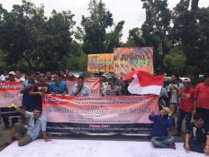 'Angkot' drivers protest Tanah Abang street closure