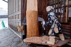A wooden statue of a lumberjack in front of a souvenir shop welcomes tourists in Shirakawa-gō. JP/Anggara Mahendra