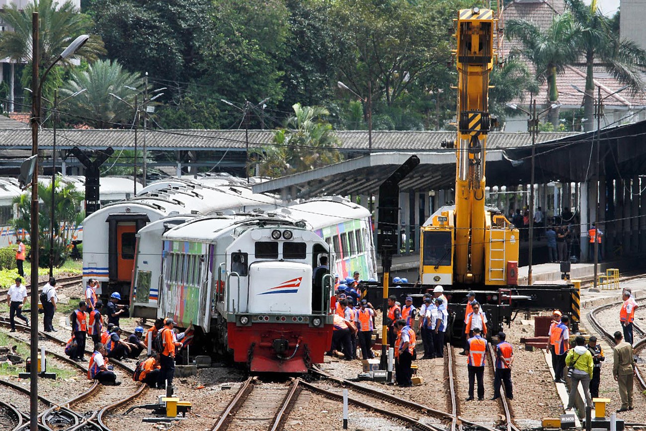 Train jumps railway tracks at Bandung  station  National 