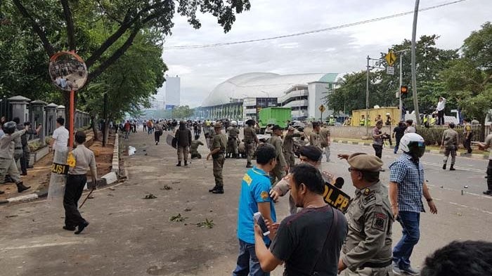 Members of mass organizations take part in a brawl at the Bekasi administration plaza in southern Bekasi, West Java, on Jan. 25. 