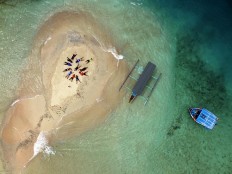 Ocean carpet: Gili Kapal, a small islet near Gili Trawangan, becomes submerged during high tide. JP/ Tarko Sudiarno