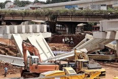 Six girders at the Depok-Antasari toll road construction project along Jl Antasari and Jl TB Simatupang in South Jakarta collapsed on Tuesday morning, January. 2, damaging an empty dump truck. JP/Ben Latuihamallo