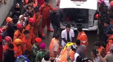 Driver of car trapped under landslide near Soekarno-Hatta dies