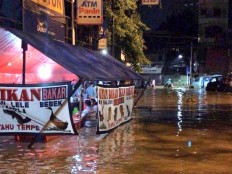 Netizens react to photo of ‘pecel lele’ stall remaining open during flood 