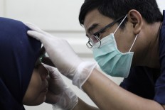 The right size: Rizwan molds the eye socket of a patient. JP/ Ben Latuihamallo