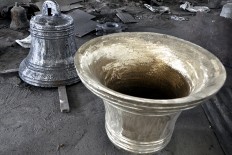 A bronze church bell 67 cm in diameter is finished being polished and is ready for the next step.  JP/Magnus Hendratmo
