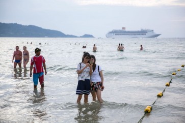 Thailand hunts reptile in resort town