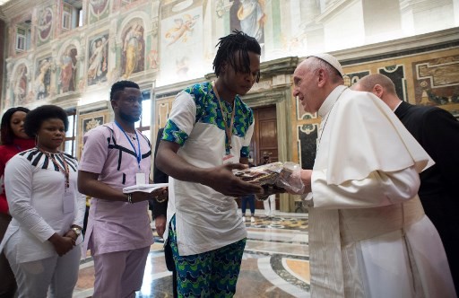 Pope condemns media denigration of migrants