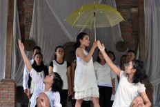 Dancers from the Dipaba studio, led by Nungki of Yogyakarta, perform the Dipaba dance. JP/Magnus Hendratmo