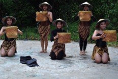Dancers from the Pasah Pambelon studio of Palangkaraya, Central Kalimantan, perform the Mempisik Hujan during the International Rain Festival in Kartasura, Central Java. JP/Magnus Hendratmo