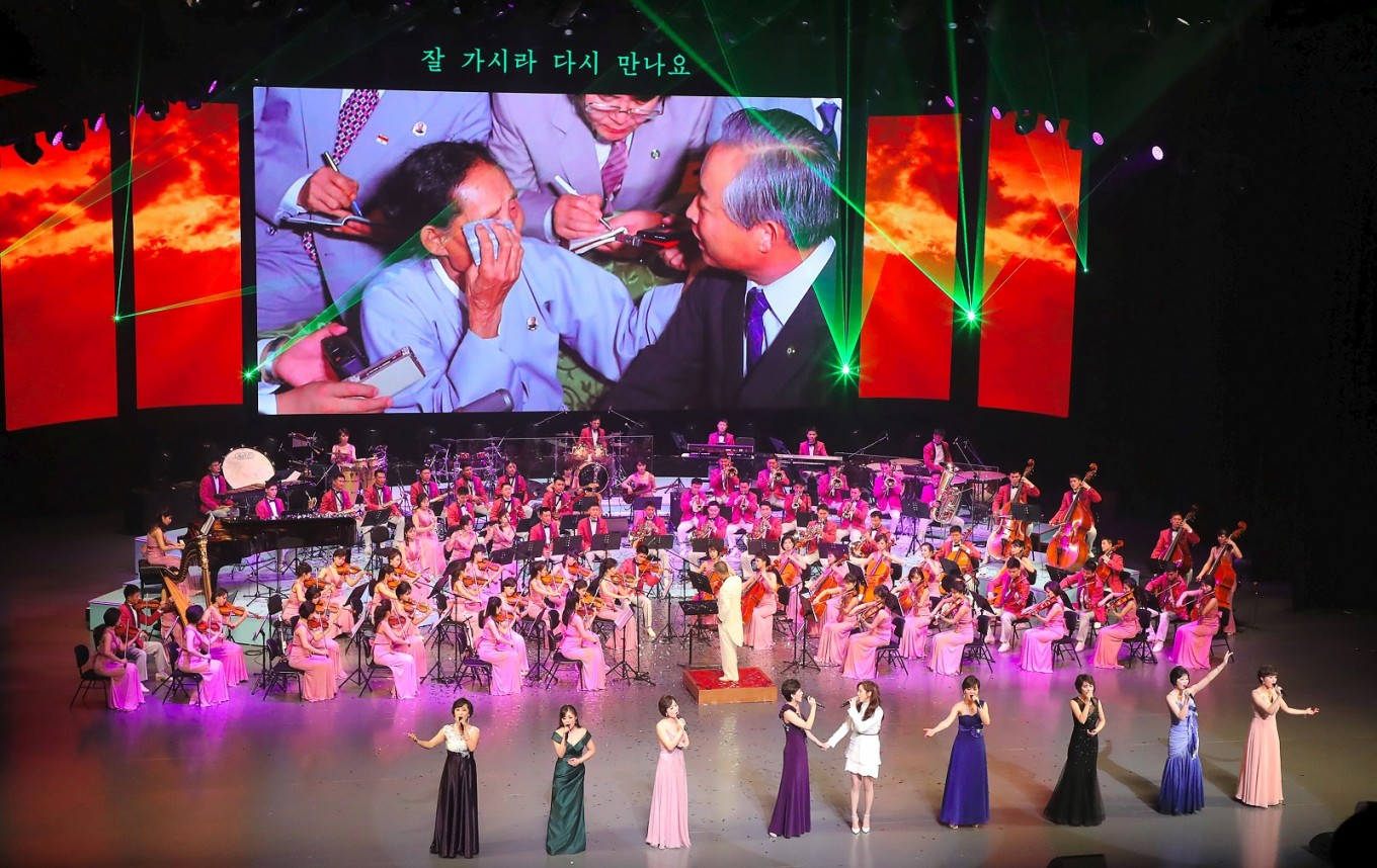 shuttle højen Standard When K-pop met North Korean art troupe - Art & Culture - The Jakarta Post