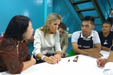 Queen Maxima visits 'warung' in Central Jakarta, discusses app-based deliveries