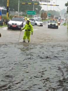 Underpass nearby Soekarno-Hatta&rsquo;s Terminal 3 flooded due to cracks in wall
