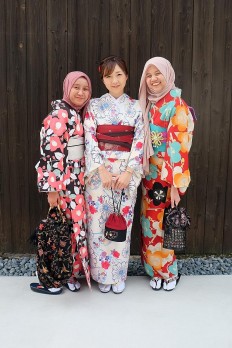 Happy trails with halal apps and guides